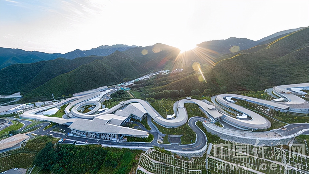 北京冬奥会延庆赛区的雪车雪橇中心，宛如山脊上的游龙雪游龙