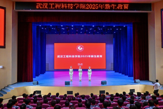 湖北中医药大学3名女民兵走进武汉工程科技学院,为新生军训加油