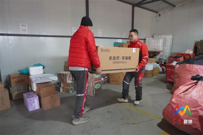 过年期间快递不停运,快递员坚守岗位保障物流畅通