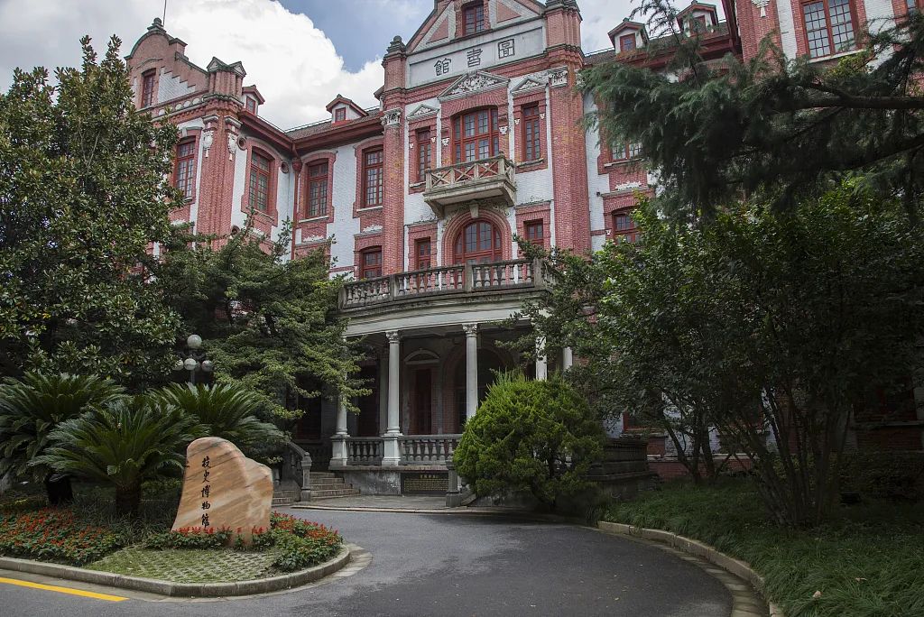 填志愿纠结学校咋选?看看这些别人家的大学图书馆