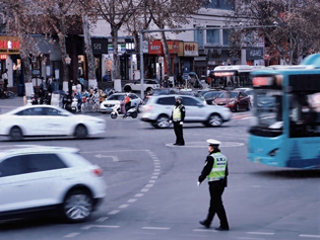 交警合法拦车情况有哪些?非法定情形不得随意拦停车辆