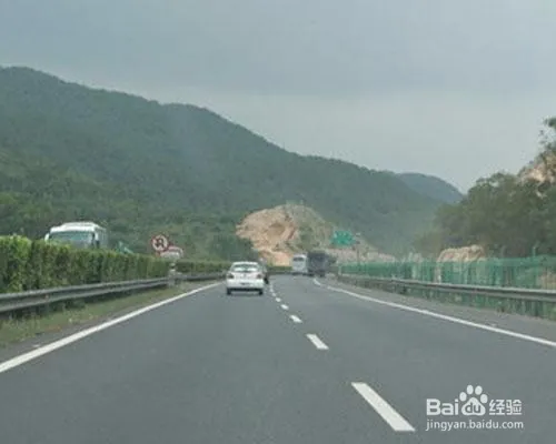 高速行驶要注意啥?这些规则牢记,安全出行有保障