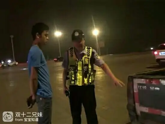 高速交警夜查!货车超员、违规加长,这些行为太危险