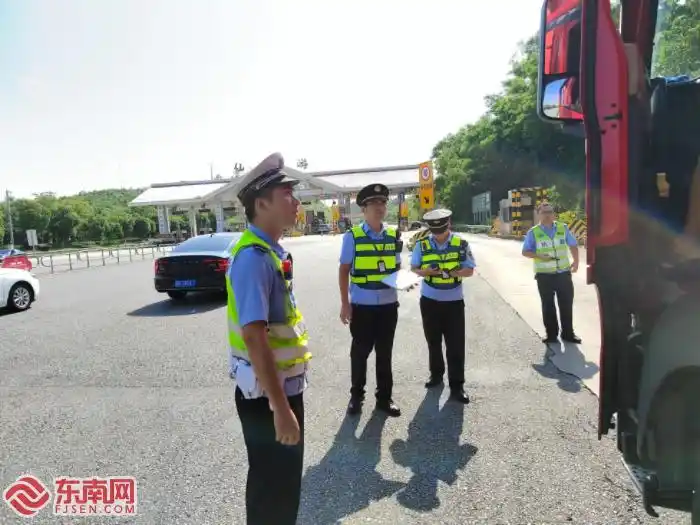全省高速执法联合高速交警开展暑期交通运输安全执法专项行动