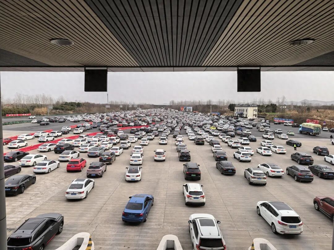 春节返程高峰，皖苏交界吴庄收费站迎密集车流，通行有序
