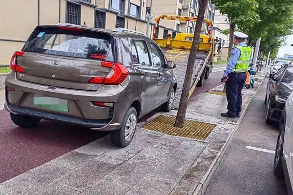 梅河新区交警支队强化整治,严管车辆违停乱象打造良好交通环境