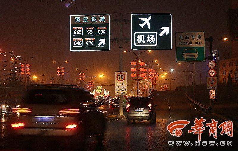 西安绕城高速启用发光指路牌，夜间视距提升，雾霾天不迷路