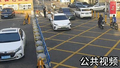 人行道、斑马线、非机动车道,这些违章高发地段千万别乱停车
