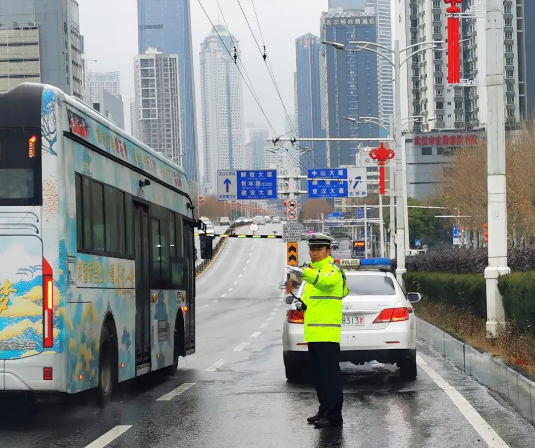 湖北高速路况:车流量大致收费站关闭、路段缓行及服务区繁忙