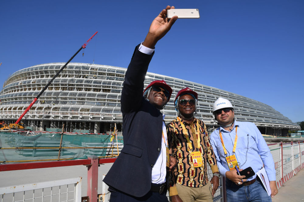 习近平总书记多次考察冬奥会场馆建设,提出办奥理念