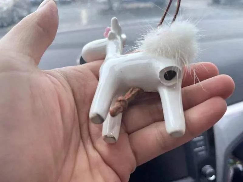 高速追尾后挂件撞裂玻璃 责任该谁赔?交警处理技巧速看